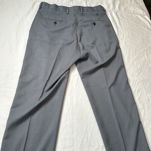 Haggar Men’s classic fit premium comfort dress pants in grey. GREAT CONDITION. - Picture 8 of 8